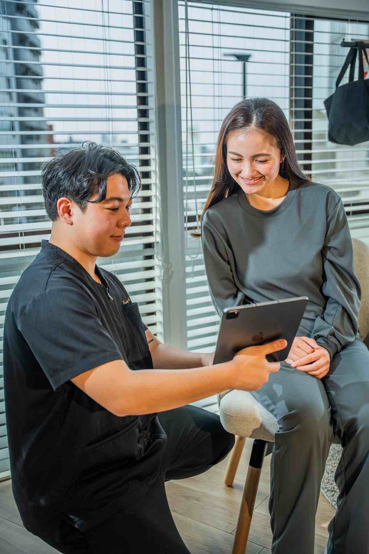 iPadを使って相談内容を確認する施術者と来店者